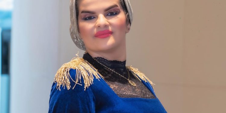 خبيرة التجميل منى العتيبي