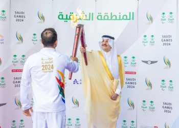 أمير المنطقة الشرقية يتسلم الشعلة