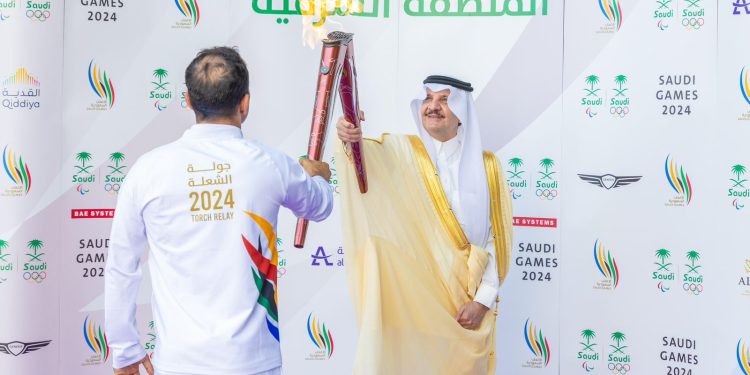 أمير المنطقة الشرقية يتسلم الشعلة
