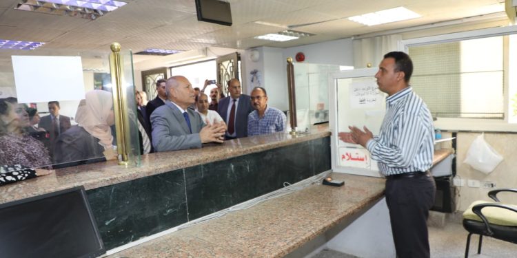 الدكتور إبراهيم صابر محافظ القاهرة يتفقد المركز التكنولوجي بحي الزيتون
