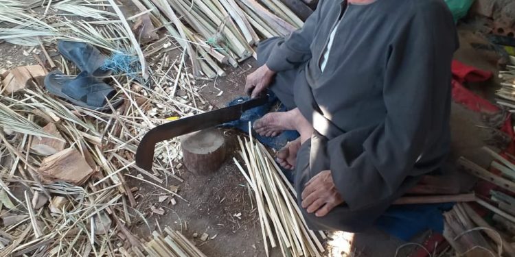 عم نادى صانع الكراسى من جريد النخيل