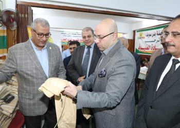 محافظ بني سويف يتفقد معرض توزيع الزي المدرسي