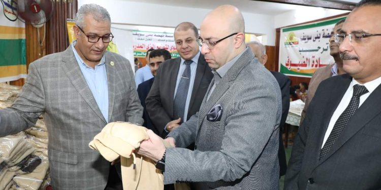 محافظ بني سويف يتفقد معرض توزيع الزي المدرسي