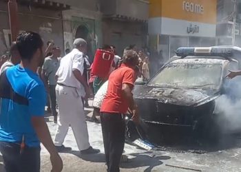 الشباب أثناء اخماد حريق سيارة شرطة ببني سويف بمعاونة أمين شرطة