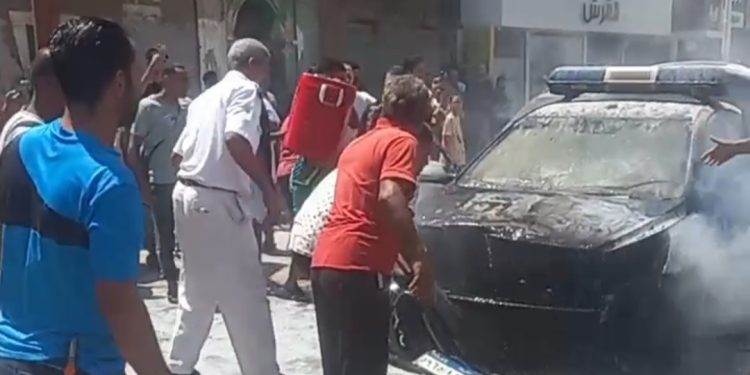 الشباب أثناء اخماد حريق سيارة شرطة ببني سويف بمعاونة أمين شرطة