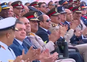 الرئيس السيسي يشهد العرض الجوي بمطار العلمين