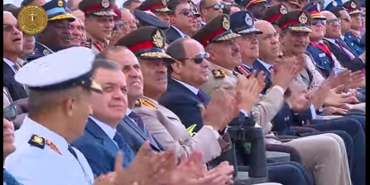 الرئيس السيسي يشهد العرض الجوي بمطار العلمين