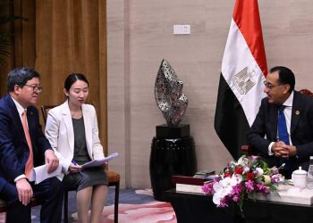 جانب من لقاء مدبولي مع " لي زي تشو" رئيس مجلس الإدارة والمدير التنفيذي لشركة " زد تي إي كوربريشن الصينية