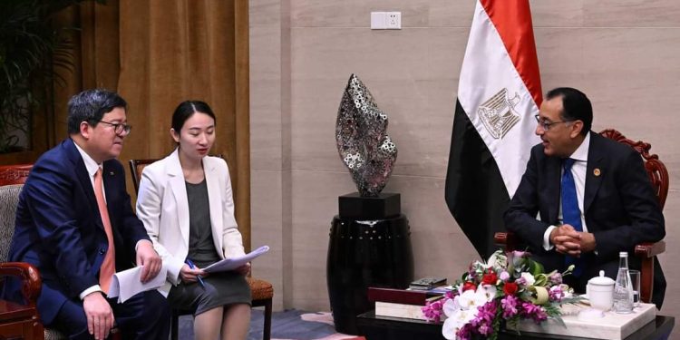 جانب من لقاء مدبولي مع " لي زي تشو" رئيس مجلس الإدارة والمدير التنفيذي لشركة " زد تي إي كوربريشن الصينية
