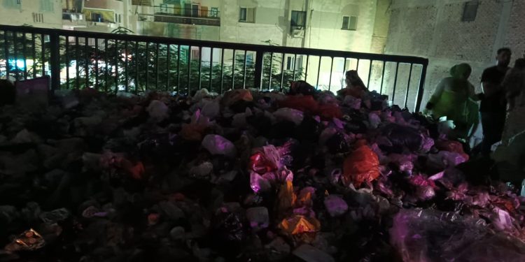جانب من تراكمات القمامة أمام سلم الشهيد بالجبزة