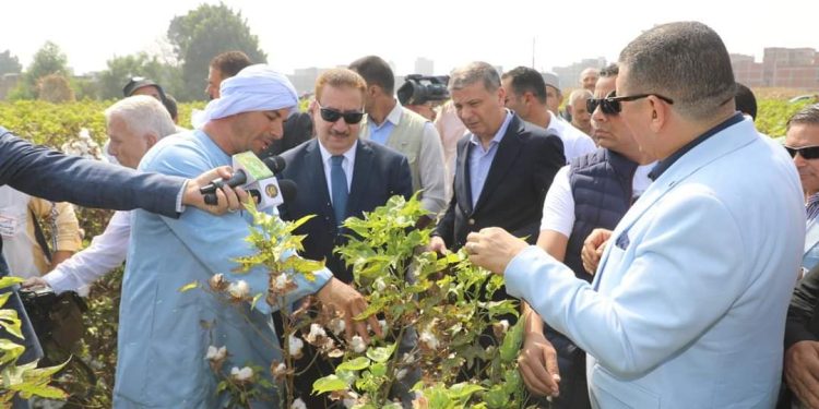 جانب من افتتاح وزير الزراعة جني القطن بالمنوفية