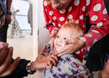 طفلة بقطاع غزة تتلقى التطعيم ضد شلل الأطفال