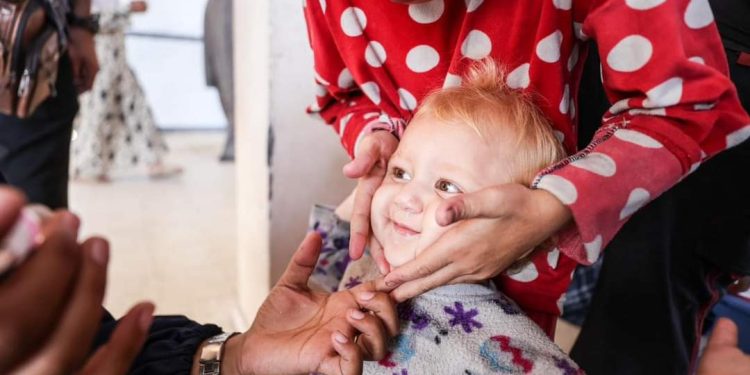 طفلة بقطاع غزة تتلقى التطعيم ضد شلل الأطفال