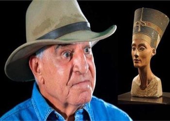 عالم الآثار وزير الآثار الأسبق زاهي حواس ورأس نفرتيتي - أرشيفية