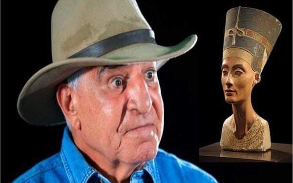 عالم الآثار وزير الآثار الأسبق زاهي حواس ورأس نفرتيتي - أرشيفية