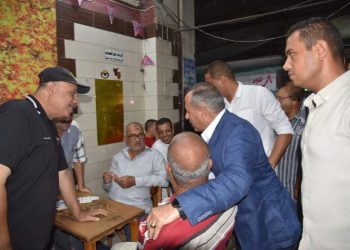 محافظ بور سعيد يود المواطنين ويضع ذراعه على كتف أحدهم