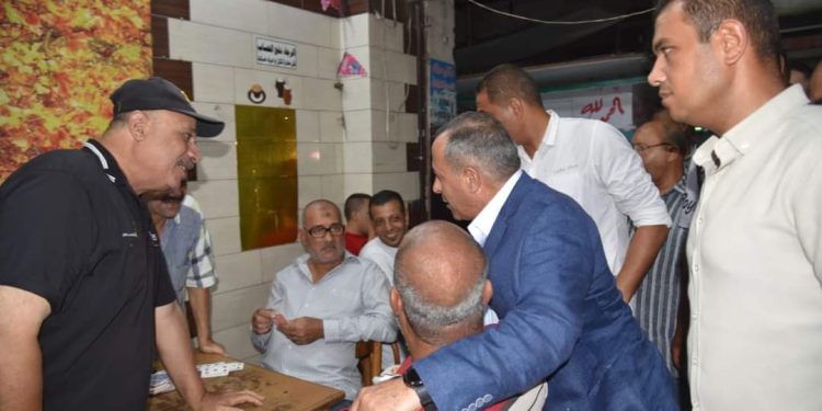 محافظ بور سعيد يود المواطنين ويضع ذراعه على كتف أحدهم