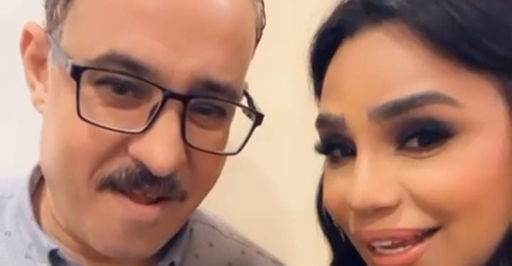 أمينة وسيكا أحد أفراد فرقتها الموسيقية
