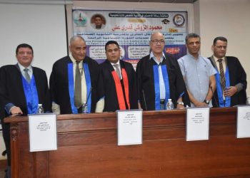 الباحث محمود الزوكي مع لجنة الإشراف والحكم