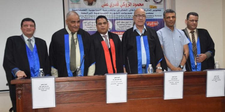 الباحث محمود الزوكي مع لجنة الإشراف والحكم