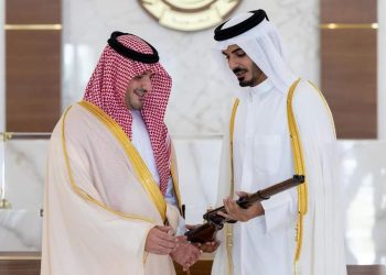 قائد لخويا وزير الداخلية القطري يهدي نظيره السعودي بندقية تاريخية