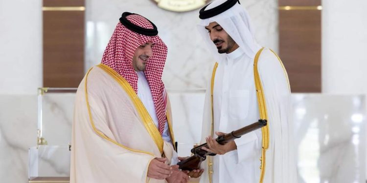 قائد لخويا وزير الداخلية القطري يهدي نظيره السعودي بندقية تاريخية