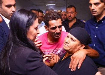 الدكتورة مايا مرسي مع والدة ضحايا حادث قطاري الزقازيق