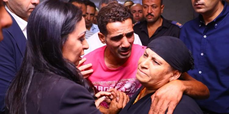 الدكتورة مايا مرسي مع والدة ضحايا حادث قطاري الزقازيق