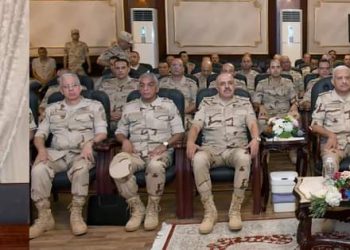 وزير الدفاع يتفقد قاعدة محمد نجيب العسكرية