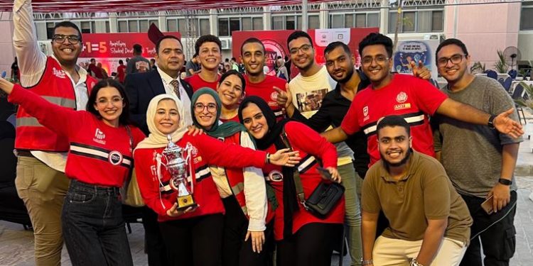 فرحة الطلاب المشاركين في رالي مصر بجامعة بني سويف
