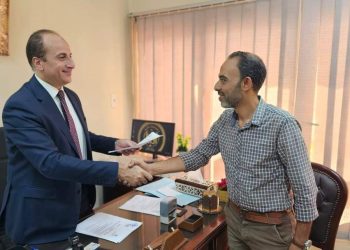 جانب من مكاتب التصديق بالمحافظات وتسليم تصديق لمواطن