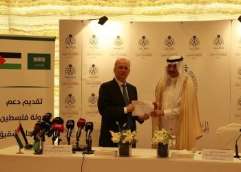 سفير خادم الحرمين الشريفين نايف بن بندر السديري يسلم رئيس وزراء فلسطين الدعم الشهري