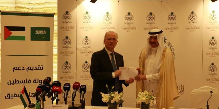 سفير خادم الحرمين الشريفين نايف بن بندر السديري يسلم رئيس وزراء فلسطين الدعم الشهري