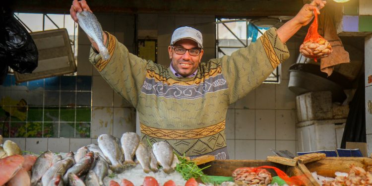 أسعار الأسماك بسوق السمك - صورة ارشيفية