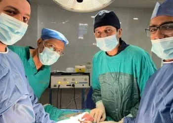 الفريق الطبي بمستشفى الأطفال الجامعي بأسيوط