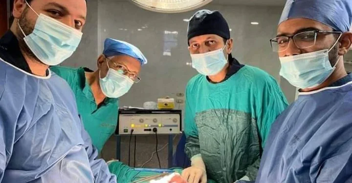 الفريق الطبي بمستشفى الأطفال الجامعي بأسيوط