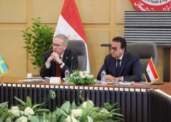وزير الصحة يلتقي سفير السويد بمصر