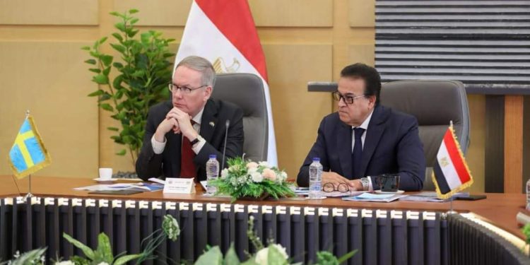وزير الصحة يلتقي سفير السويد بمصر