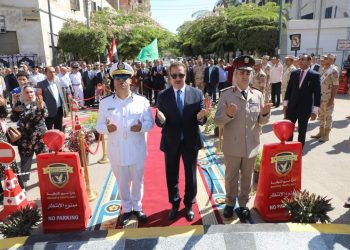 محافظ المنوفية يقرأ الفاتحة على أرواح شهداء الوطن