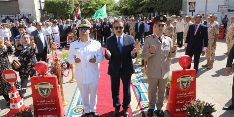 محافظ المنوفية يقرأ الفاتحة على أرواح شهداء الوطن