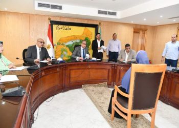 جانب من اجتماع محافظ الفيوم بالمواطنين