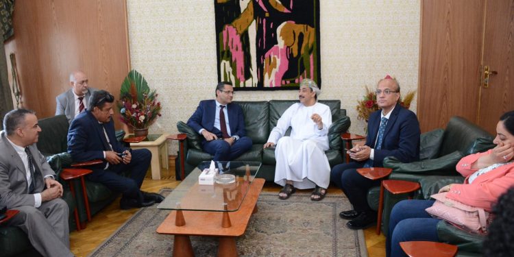 جانب من لقاء الصحفيين بالسفير عبدالله بن ناصر الرحبى سفير سلطنة عمان بالقاهرة