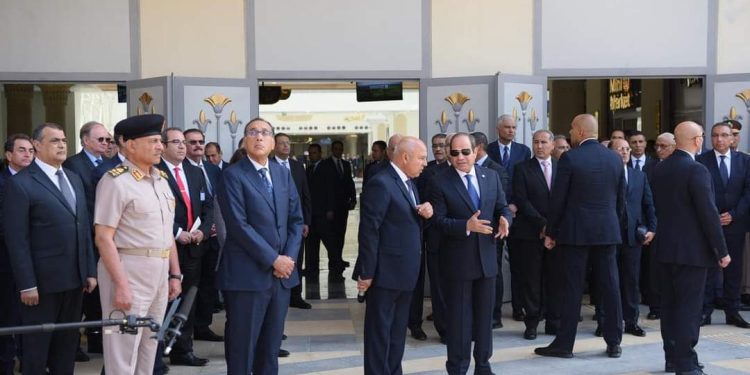 الرئيس السيسي يفتتح محطة قطارات صعيد مصر