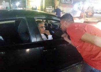 اللواء طارق مرزوق يتحدث مع المواطنين أثناء استقلاله السيارة الخاصة به