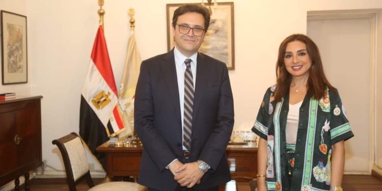 وزير الثقافة يستقبل المطربة الكبيرة أنغام