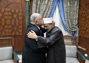 رئيس مجلس الدولة يقبل رأس شيخ الأزهر
