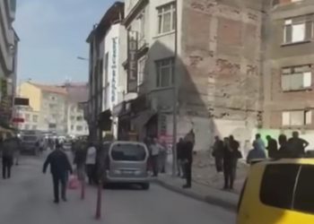 المواطنين في أحد الشوارع التركية هربا من الزلزال