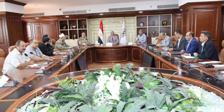 جانب من اجتماع السكرتير العام لمحافظة بني سويف مع ممثلي الجهات الحكومية الخدمية