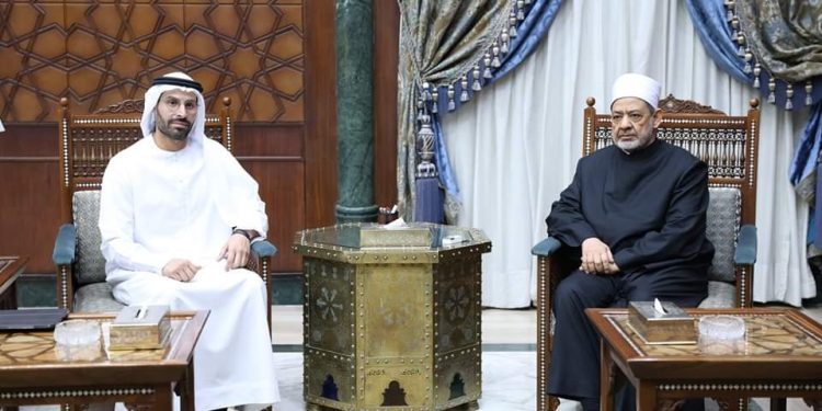 جانب من استقبال شيخ الأزهر لرئيس دائرة الثقافة والسياحة بأبوظبي