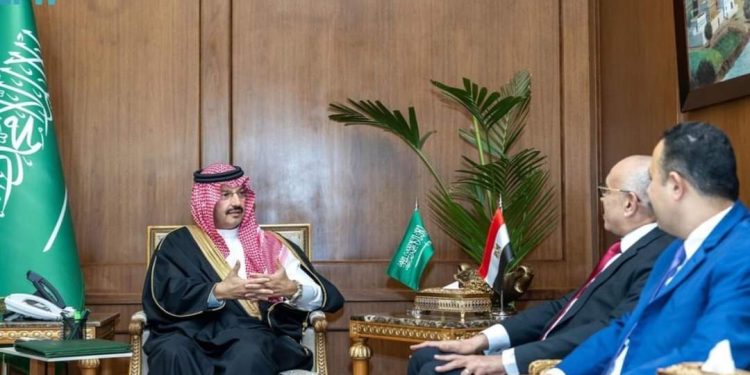 جانب من لقاء القنصل العام المصري بأمير منطقة عسير